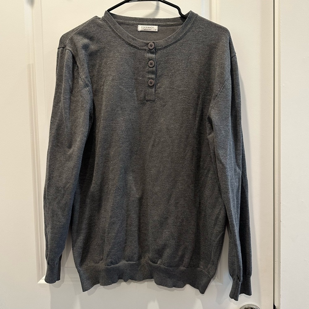 grey sweat shirt